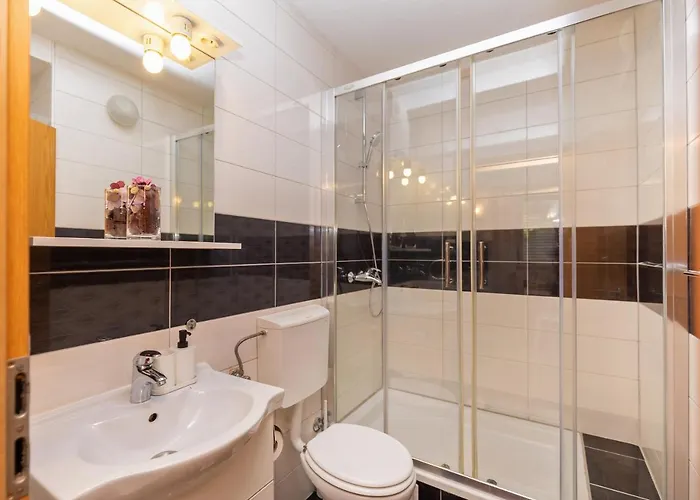 Bis 1 & 2 Apartment *