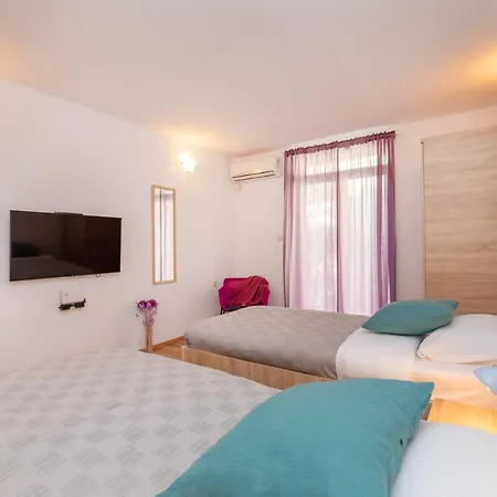 Bis 1 & 2 アパート