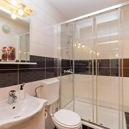 Bis 1 & 2 アパート *