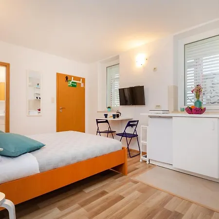 アパート Bis 1 & 2 *