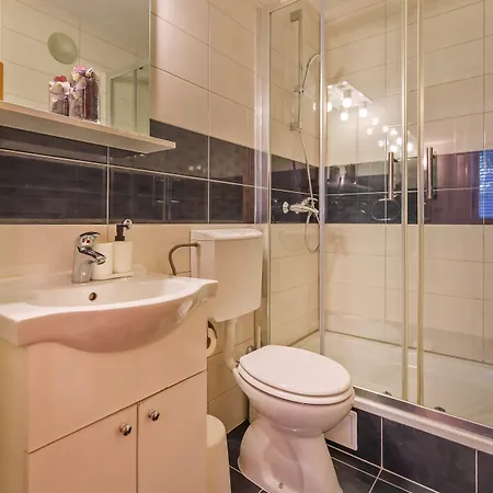 Bis 1 & 2 Apartment *