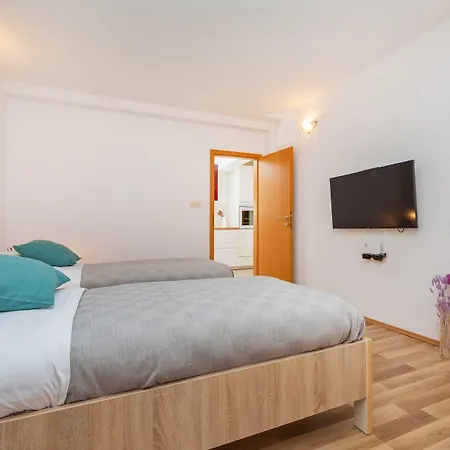 Bis 1 & 2 Apartment *