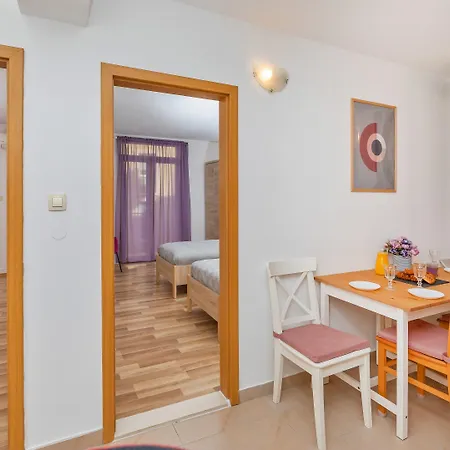 Bis 1 & 2 Apartment *