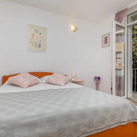 Bis 1 & 2 Apartment *
